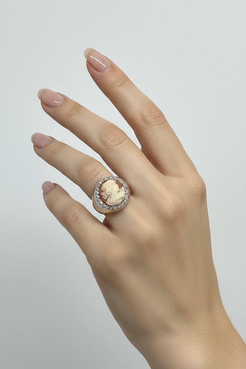 Anello in Cammeo Artistico incisione "Volto di Donna con Dettaglio della Mano"