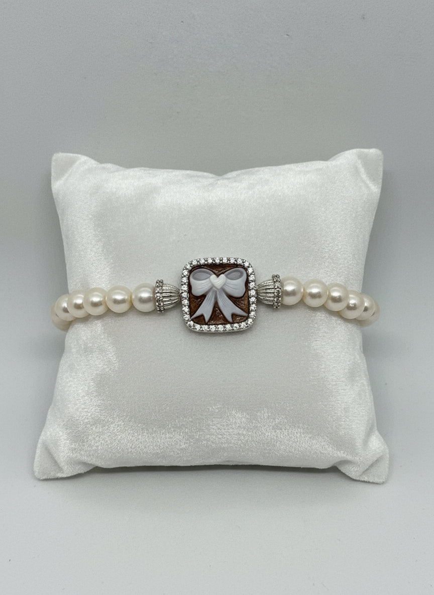 Bracciale in Perle e Cammeo incisione "Fiocco"