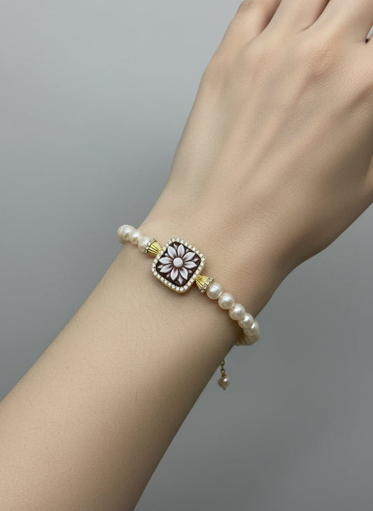 Bracciale in Perle e Cammeo incisione "Fiore"