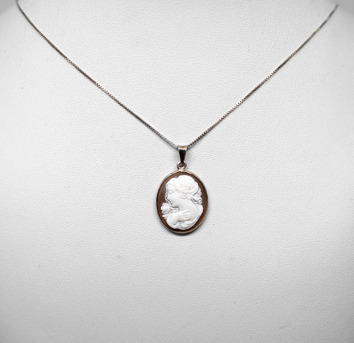 *Pendente Artistico Cammeo Profilo Donna con Dettaglio della Mano