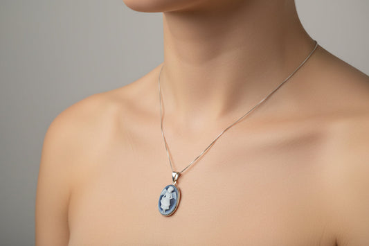 Pendente in Agata raffigurante Angioletto con Ali