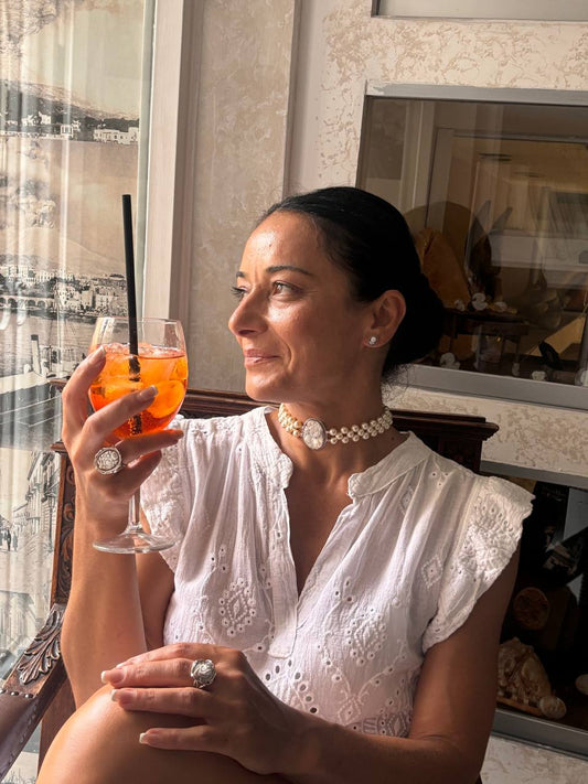 Collana in Cammeo Artistico Profilo di Donna con Dettaglio della Mano