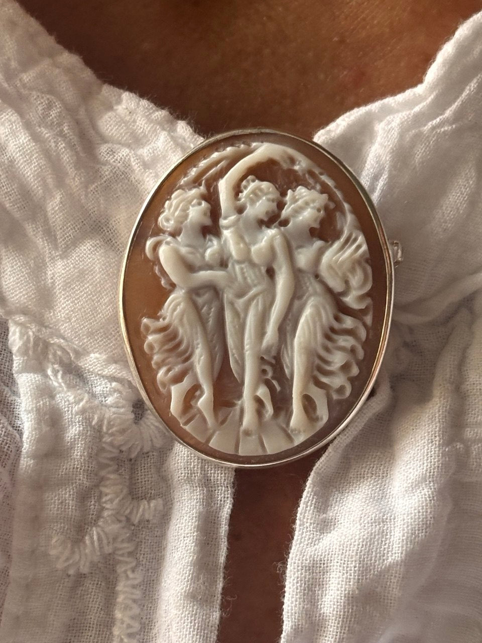 Spilla Pendente in Cammeo “Le Tre Grazie”