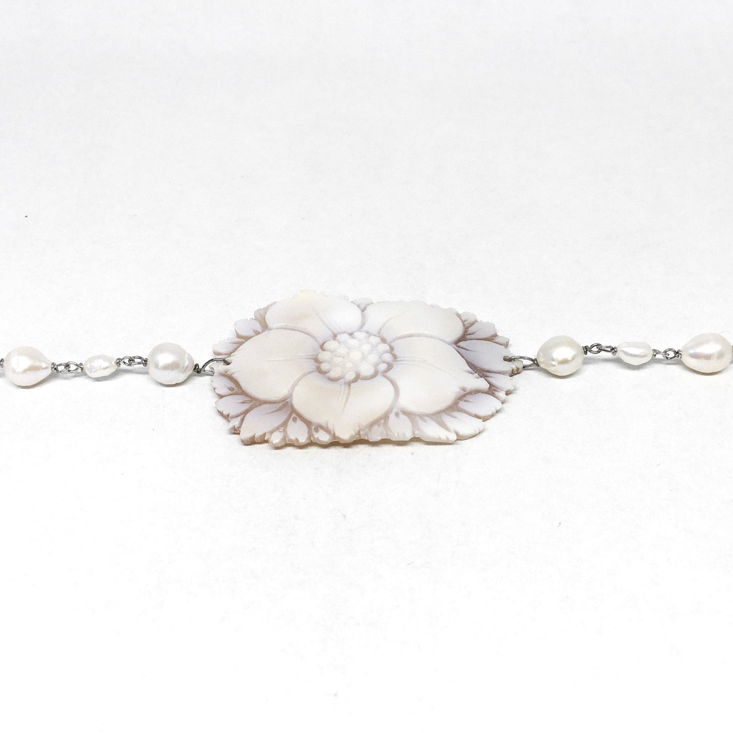 Bracciale Cammeo a Forma di Fiore e Perle