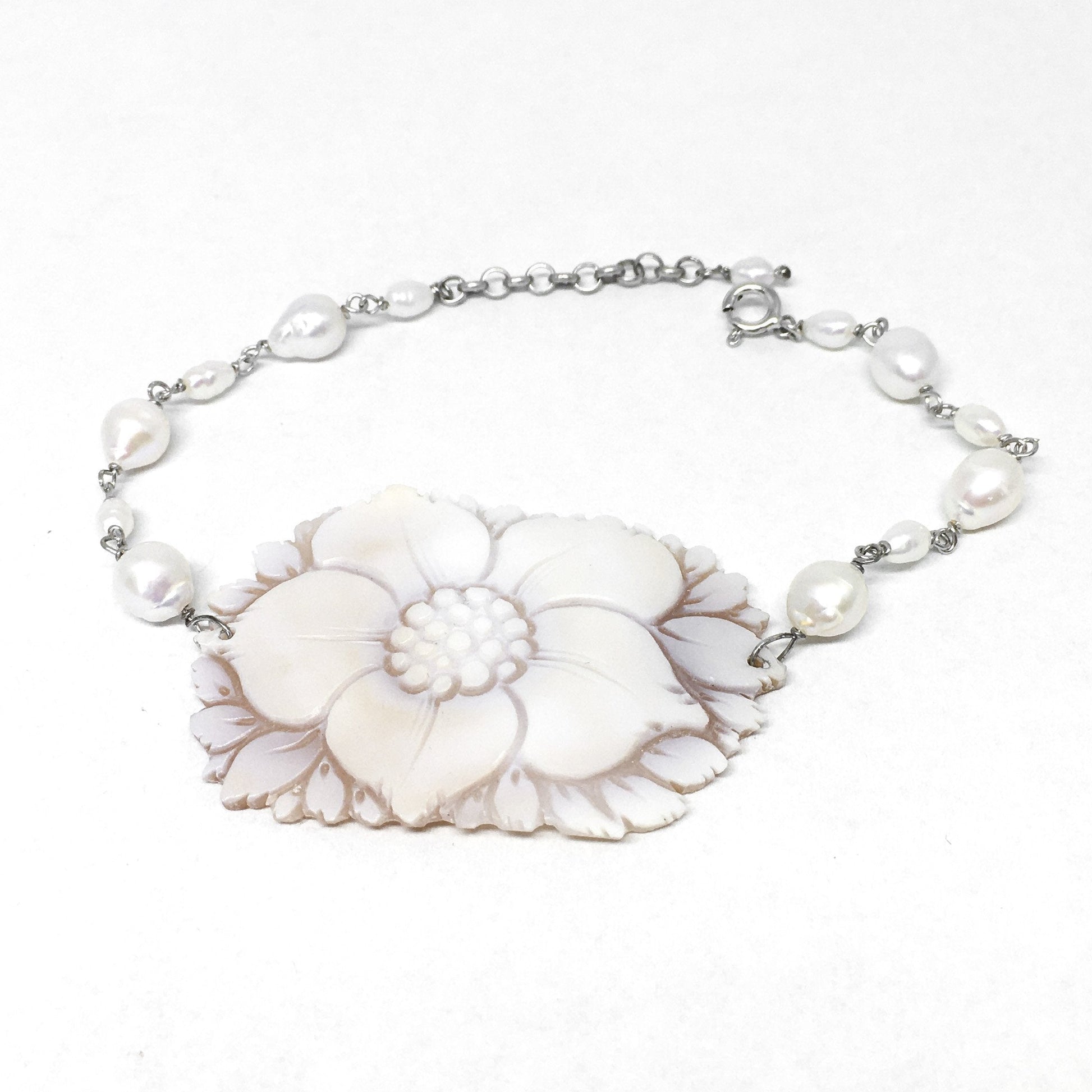 Bracciale Cammeo a Forma di Fiore e Perle