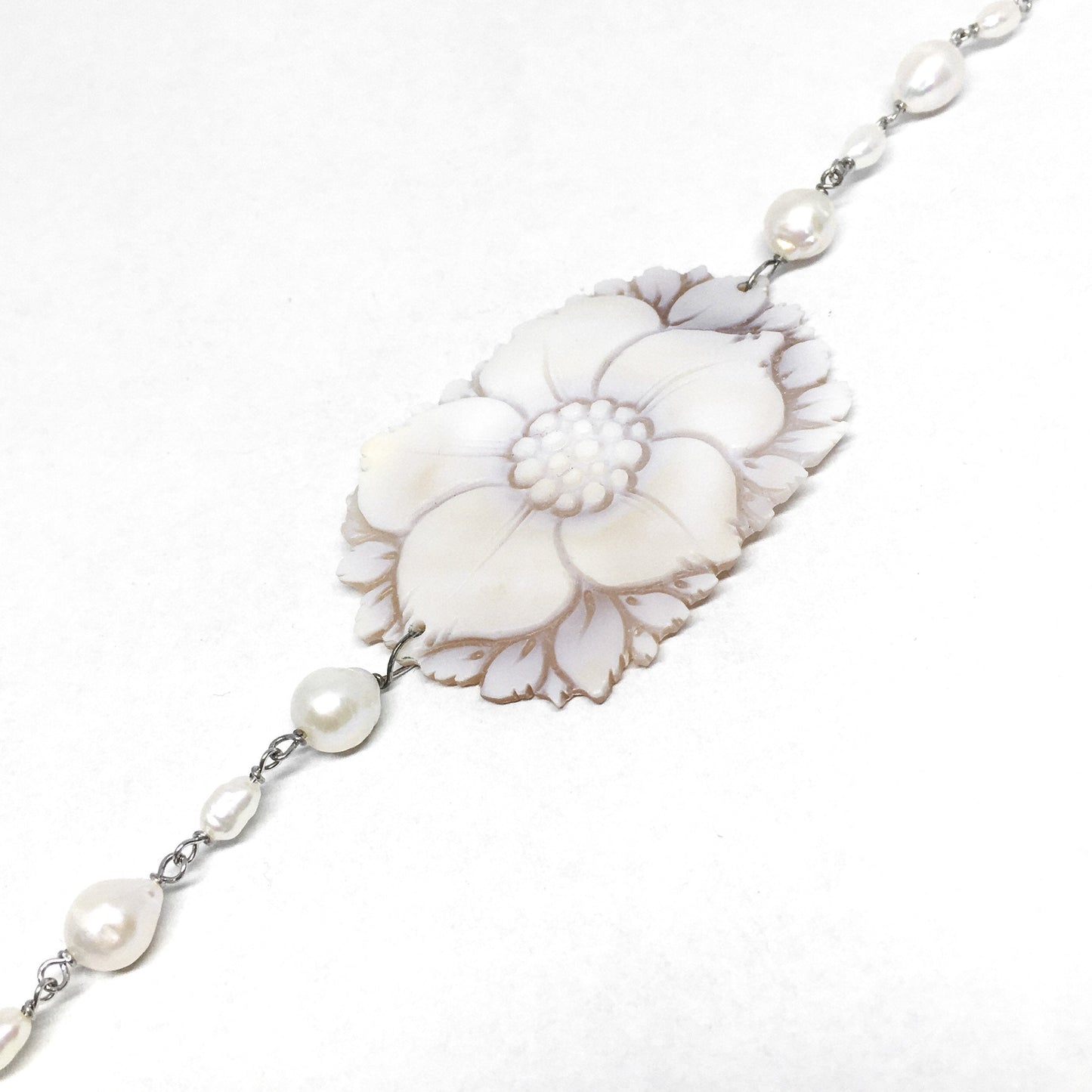 Bracciale Cammeo a Forma di Fiore e Perle