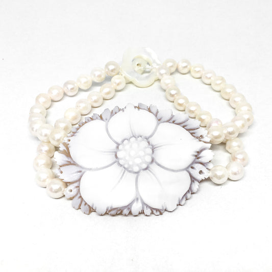 Bracciale Cammeo a Forma di Fiore con Perle