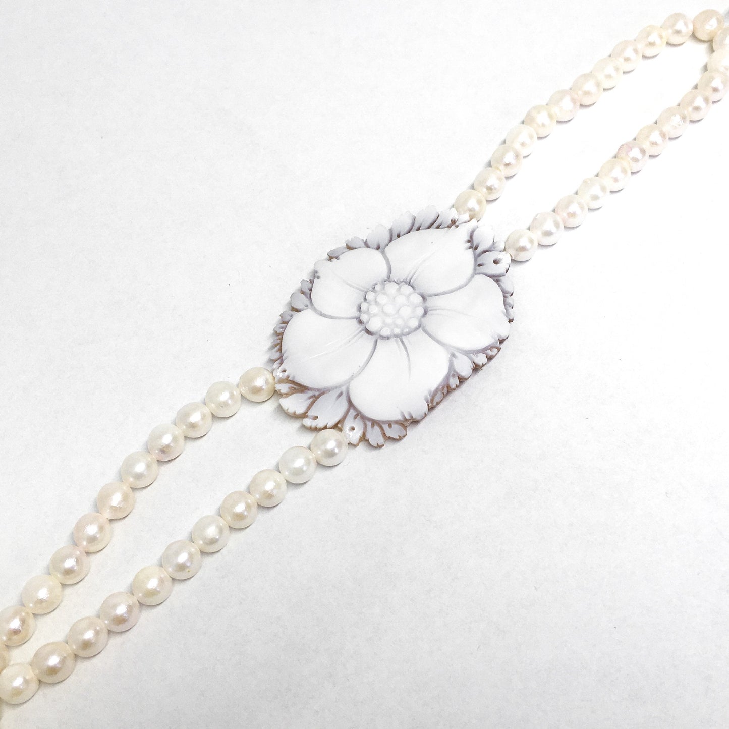 Bracciale Cammeo a Forma di Fiore con Perle