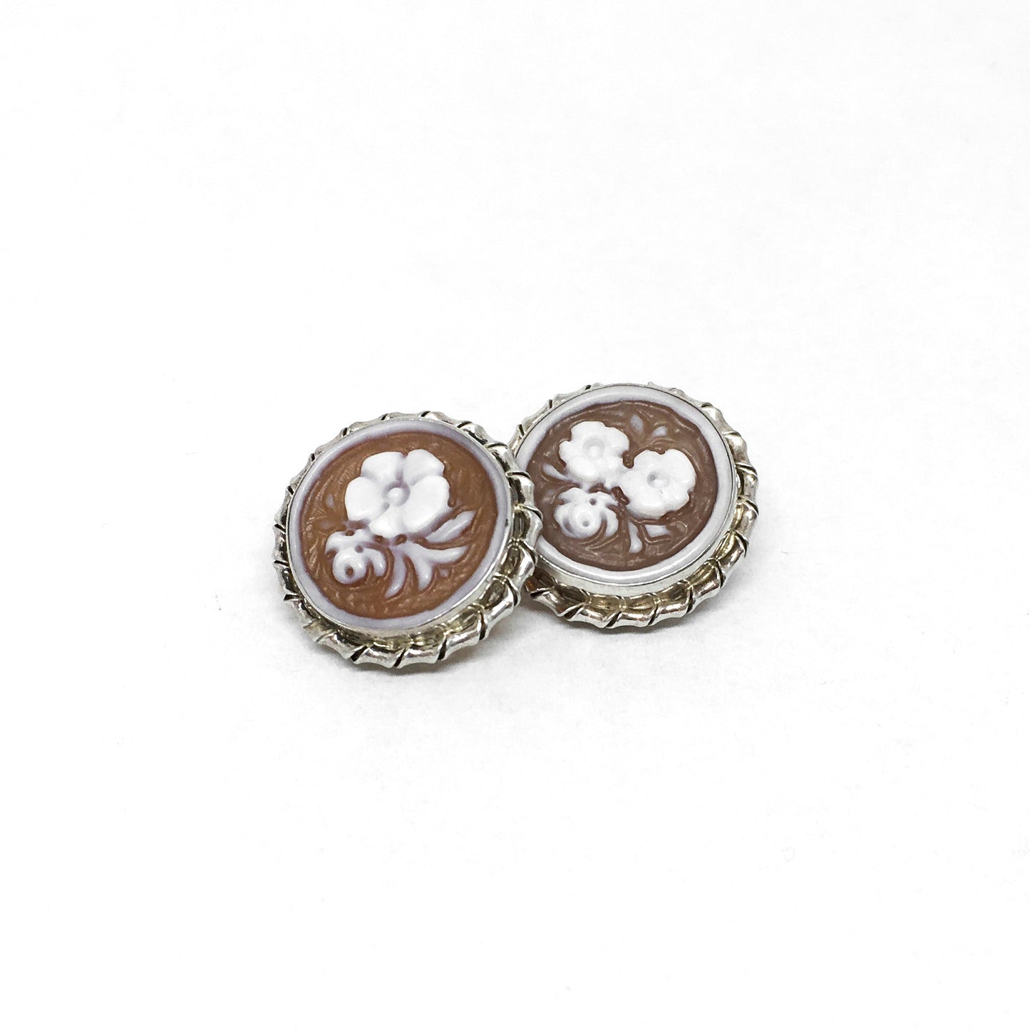 Clip earrings with flowers