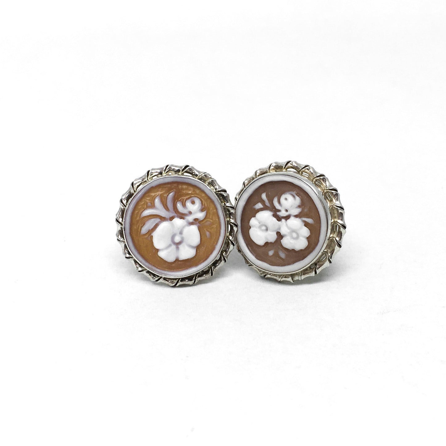 Clip earrings with flowers