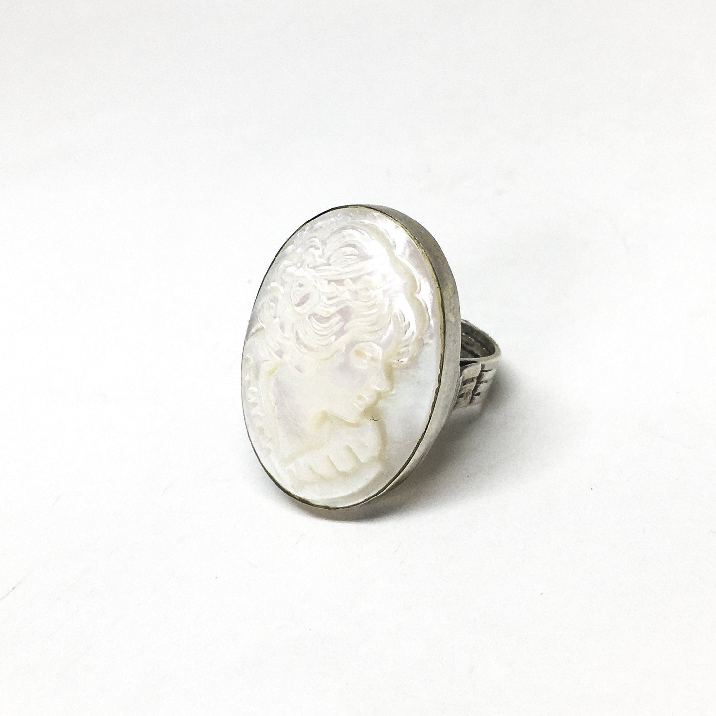 Anello-cammeo-Incisione-su-Madreperla-Profilo-Donna 