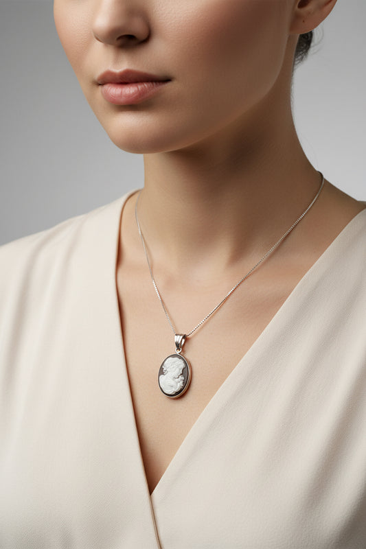 *Pendente Cammeo Artistico Profilo Donna con Dettaglio della Mano