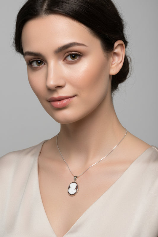 *Pendente Cammeo Artistico Profilo Donna con Dettaglio della Mano