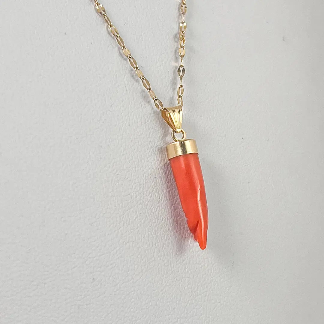 il-piccolo-museo-del-cammeo-Pendente-Corallo-in-Oro-Mano-Portafortuna