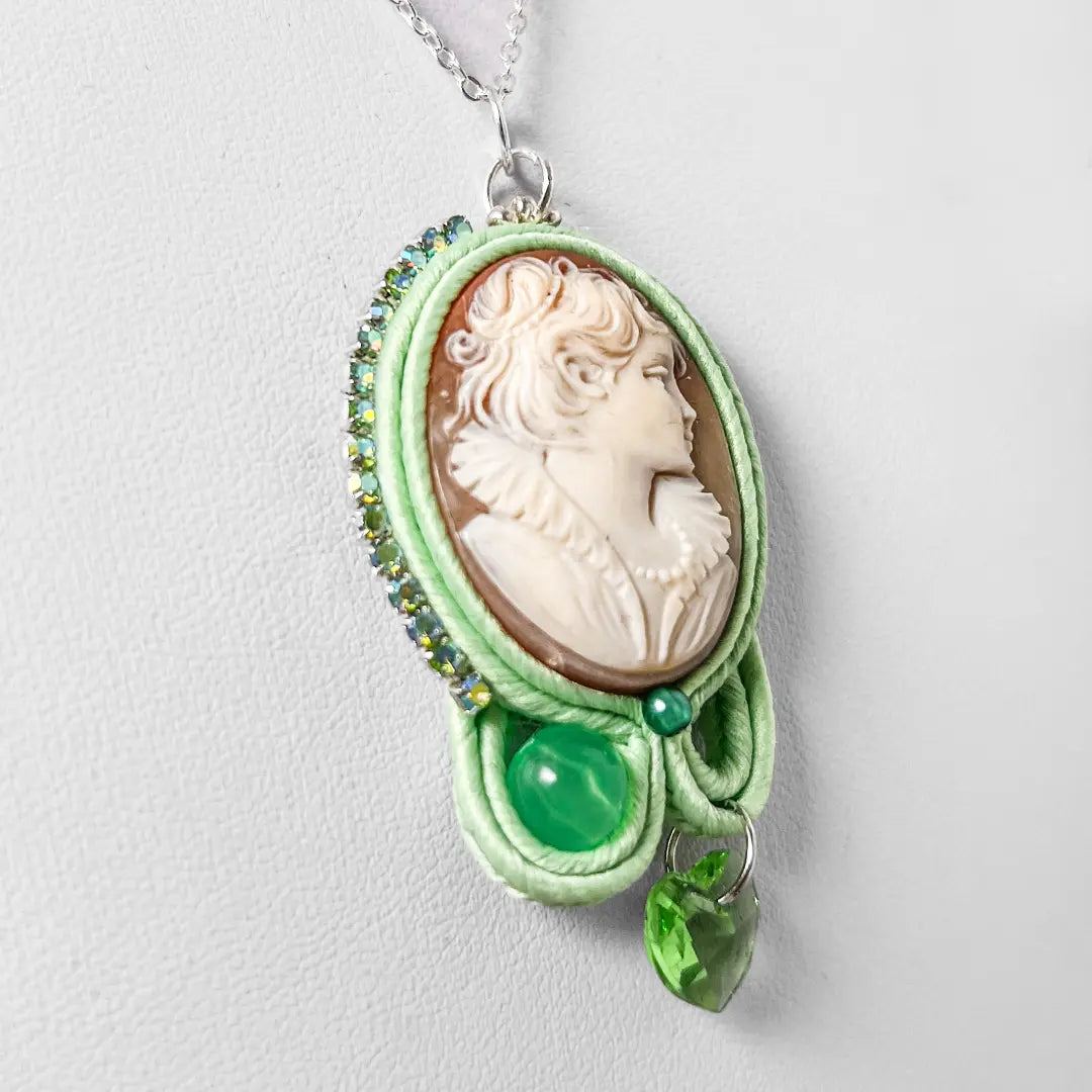 ilpiccolomuseodelcammeo-Collana in Argento con Pendente in Soutache con Cammeo Profilo Donna