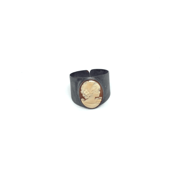 Anello argento brunito con cammeo centrale